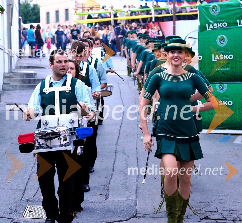 Laške mažoretke, na čelu Anja Šrot, manekenka in mažoretkaPivo in cvetje 2010, otvoritev