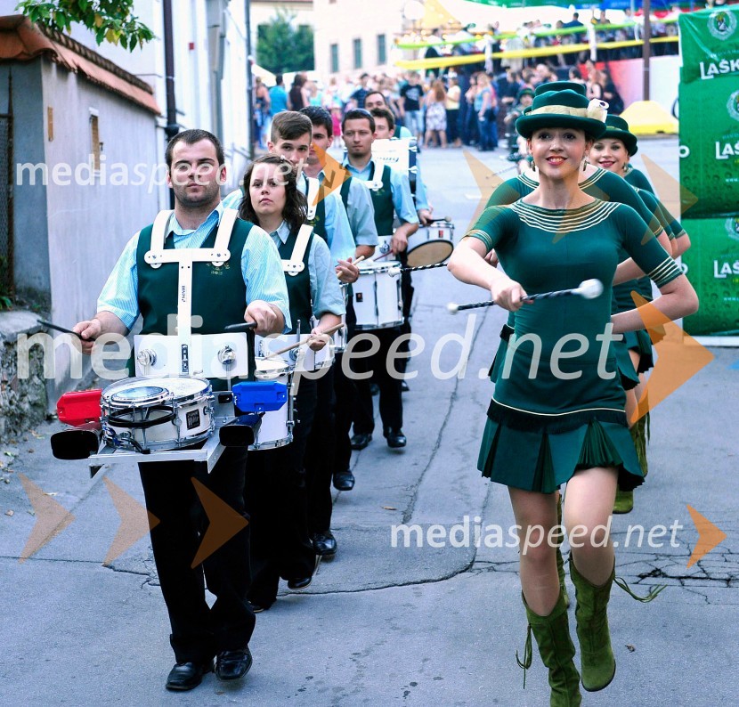 Laške mažoretke, na čelu Anja Šrot, manekenka in mažoretkaPivo in cvetje 2010, otvoritev