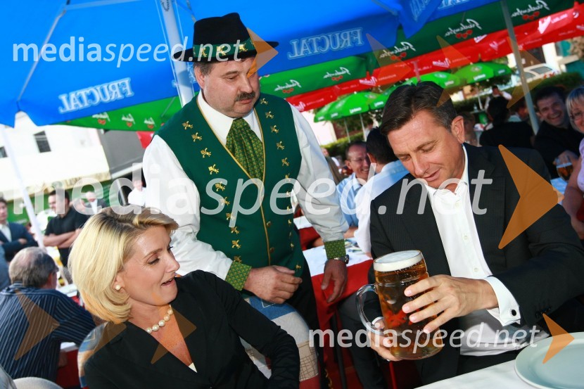 Mag. Simona Dimic, vodja kabineta predsednika vlade RS in Borut Pahor, predsednik vlade Republike SlovenijePivo in cvetje 2010, otvoritev