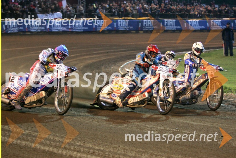 Jason Crump (Avstralija), Greg Hancock (ZDA), Tomasz Gollob (Poljska) v ozadju Nicki Pedersen (Danska)
 

SPEEDWAY GRAND PRIX, VN Švedske 2006, dirka
