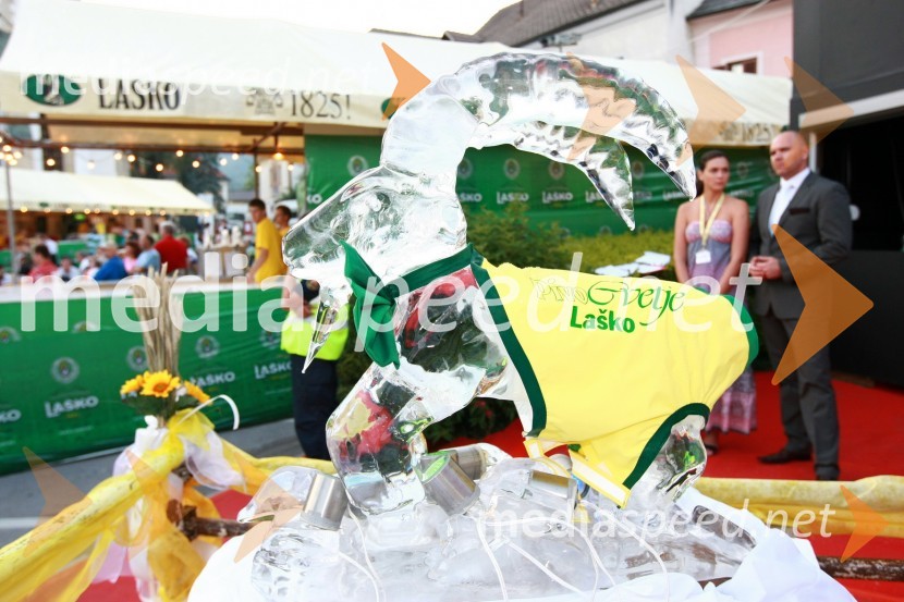 Skulptura zlatoroga, zaščitni znak družbe Pivovarna Laško d.d.Pivo in cvetje 2010, otvoritev