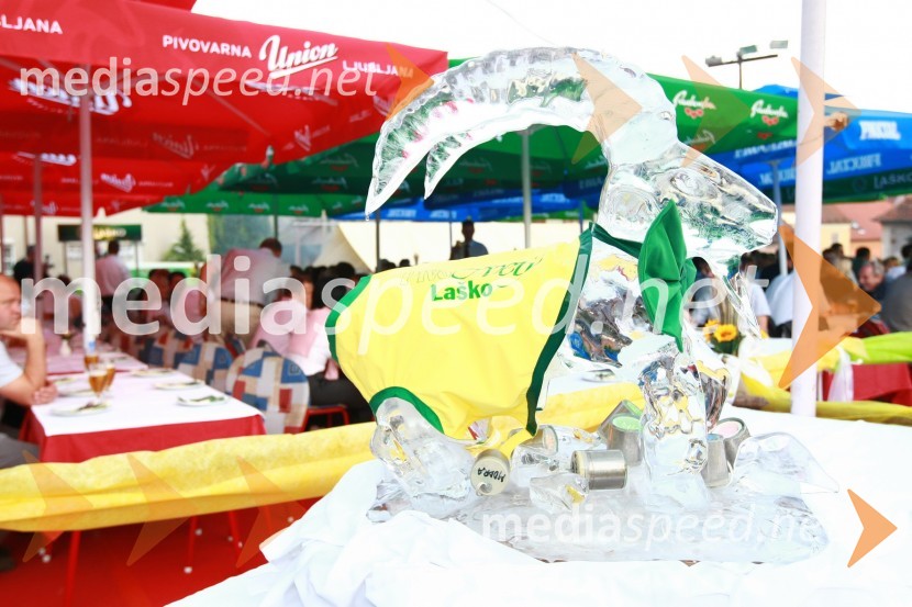 Skulptura zlatoroga, zaščitni znak družbe Pivovarna Laško d.d.Pivo in cvetje 2010, otvoritev