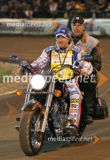 Jason Crump (Avstralija) zmagovalec na VN Švedske v častnem krogu po koncu dirke
 
SPEEDWAY GRAND PRIX, VN Švedske 2006, dirka