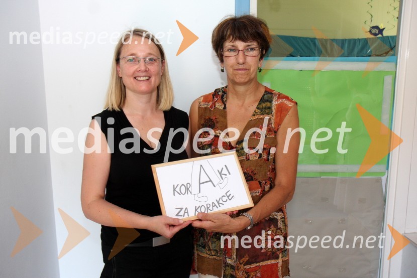 Mag. Alenka Barbirič, profesorica specialno rehabilitacijske pedagogike v Dnevnem centru Maribor, ZUDV Dornava in Breda Lorenci, članica dobrodelnega združenja Koraki za korakceDobrodelno združenje Koraki za korakce, predaja gugalnice ZUDV Dornava