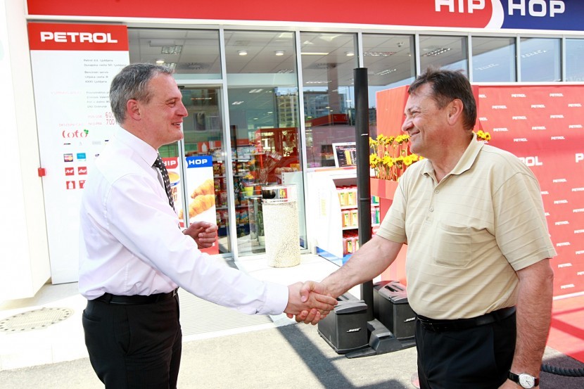 Aleksander Svetelšek, predsednik uprave družbe Petrol in Zoran Jankovič, župan Mestne občine LjubljanaPetrol odprl nov bencinski servis na Litijski cesti v Ljubljani