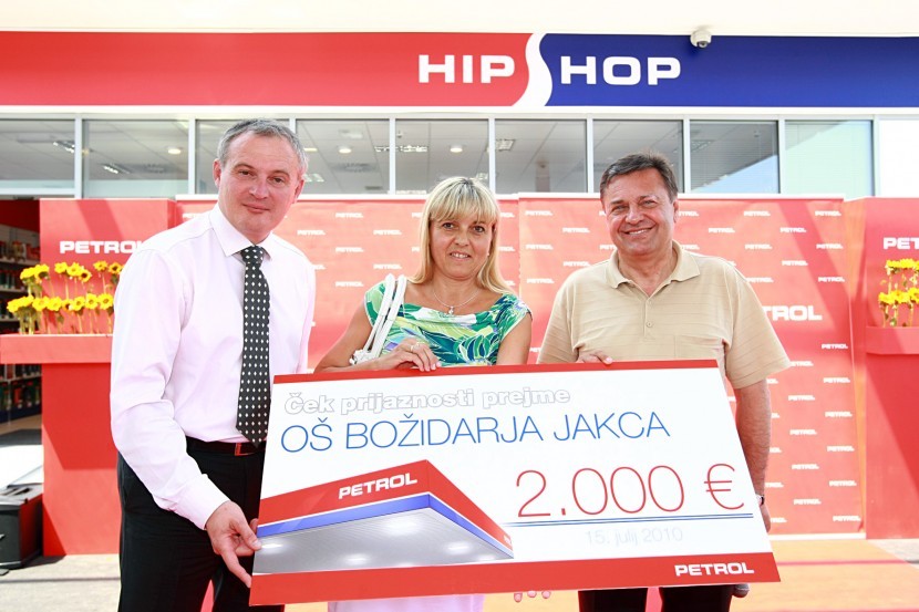 Aleksander Svetelšek, predsednik uprave družbe Petrol, Lili Pesek, pomočnica ravnateljice OŠ Božidarja Jakca in Zoran Jankovič, župan Mestne občine LjubljanaPetrol odprl nov bencinski servis na Litijski cesti v Ljubljani