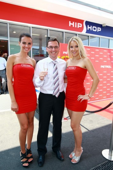 Mirela Korač, Petrol bejba in Miss Universe Slovenije 2009, Katarina Jurkovič, Petrol bejba ter Roman Dobnikar, član uprave družbe Petrol za prodajo in marketingPetrol odprl nov bencinski servis na Litijski cesti v Ljubljani