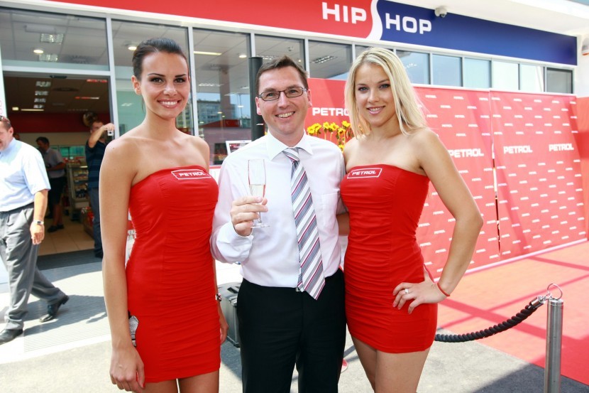 Mirela Korač, Petrol bejba in Miss Universe Slovenije 2009, Katarina Jurkovič, Petrol bejba ter Roman Dobnikar, član uprave družbe Petrol za prodajo in marketingPetrol odprl nov bencinski servis na Litijski cesti v Ljubljani