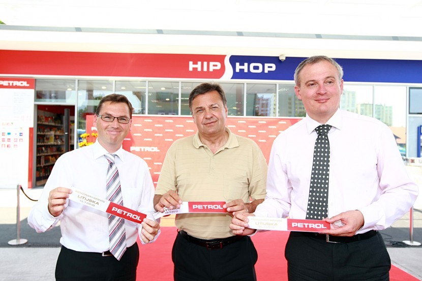 Roman Dobnikar, član uprave družbe Petrol za prodajo in marketing, Zoran Jankovič, župan Mestne občine Ljubljana in Aleksander Svetelšek, predsednik uprave družbe PetrolPetrol odprl nov bencinski servis na Litijski cesti v Ljubljani