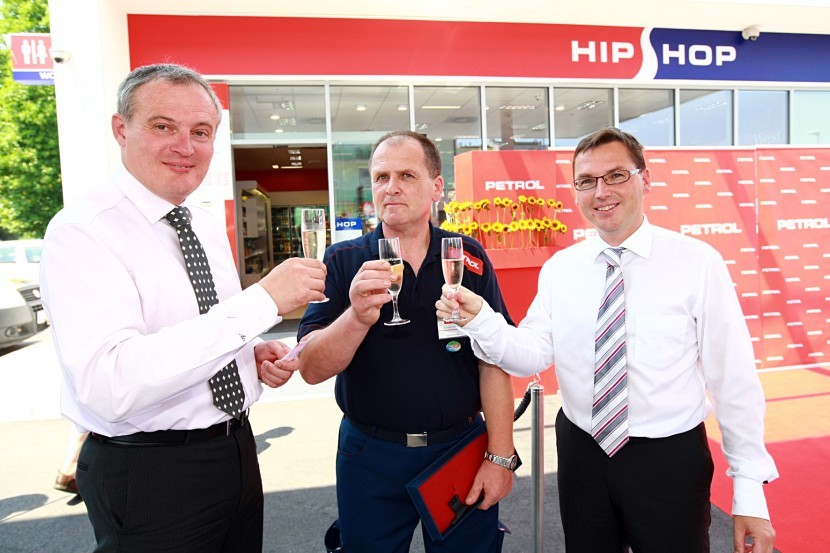 Aleksander Svetelšek, predsednik uprave družbe Petrol, Valentin Zrimšek, poslovodja BS Petrol Litijska cesta Ljubljana in Roman Dobnikar, član uprave družbe Petrol za prodajo in marketingPetrol odprl nov bencinski servis na Litijski cesti v Ljubljani