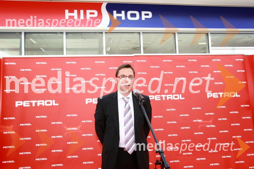 Roman Dobnikar, član uprave družbe Petrol za prodajo in marketingPetrol odprl nov bencinski servis Komenda v Poslovni coni