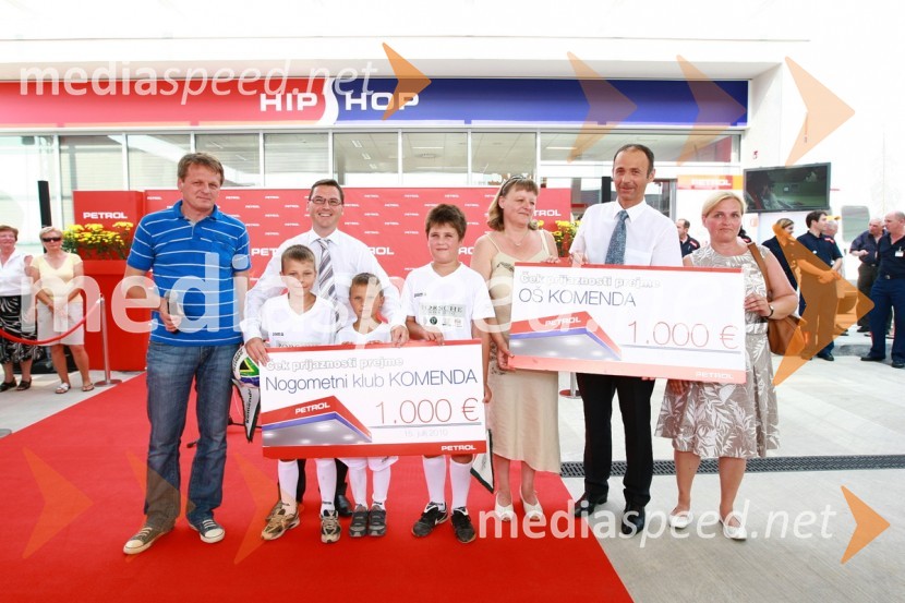 Darko Bolarič, predsednik Nogometnega kluba Komenda,  	Roman Dobnikar, član uprave družbe Petrol za prodajo in marketing, Helena Drolc, predsednica Šolskega sklada Osnovne šole Komenda, Jože Smolič, direktor maloprodajnega območja Ljubljana - Kranj družbe Petrol in Andrejka Črtanec, učiteljica na Osnovni šoli KomendaPetrol odprl nov bencinski servis Komenda v Poslovni coni