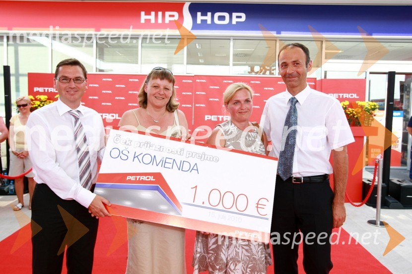 Roman Dobnikar, član uprave družbe Petrol za prodajo in marketing, Helena Drolc, predsednica Šolskega sklada Osnovne šole Komenda, Andrejka Črtanec, učiteljica na Osnovni šoli Komenda in Jože Smolič, direktor maloprodajnega območja Ljubljana - Kranj družbe PetrolPetrol odprl nov bencinski servis Komenda v Poslovni coni