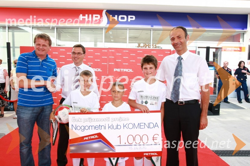 Darko Bolarič, predsednik Nogometnega kluba Komenda, Roman Dobnikar, član uprave družbe Petrol za prodajo in marketing, mladi nogometaši NK Komenda in Jože Smolič, direktor maloprodajnega območja Ljubljana - Kranj družbe PetrolPetrol odprl nov bencinski servis Komenda v Poslovni coni