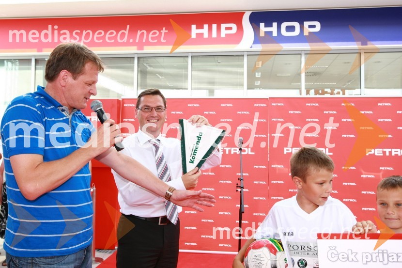 Darko Bolarič, predsednik Nogometnega kluba Komenda in Roman Dobnikar, član uprave družbe Petrol za prodajo in marketingPetrol odprl nov bencinski servis Komenda v Poslovni coni