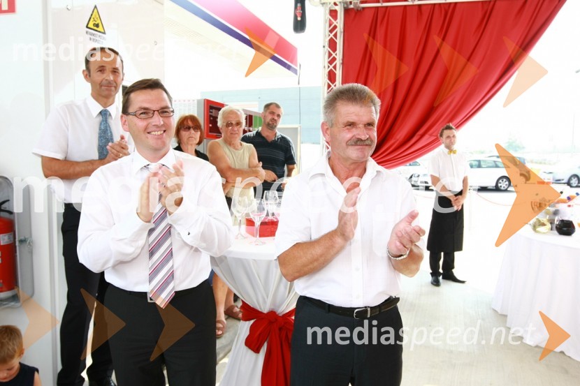 Roman Dobnikar, član uprave družbe Petrol za prodajo in marketing in Tomaž Drolec, župan Občine KomendaPetrol odprl nov bencinski servis Komenda v Poslovni coni