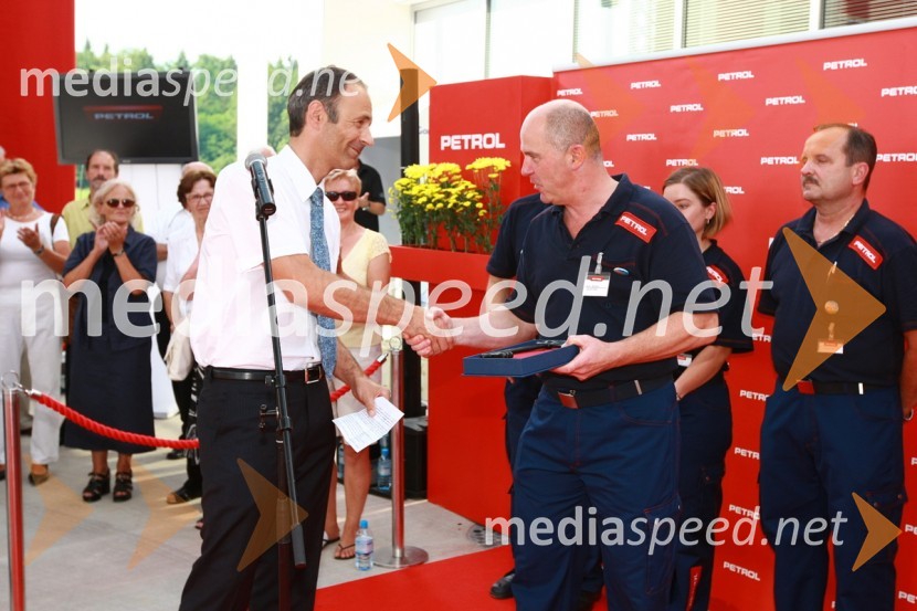 Jože Smolič, direktor maloprodajnega območja Ljubljana - Kranj družbe Petrol in Jože Kešnar, poslovodja BS Petrol KomendaPetrol odprl nov bencinski servis Komenda v Poslovni coni