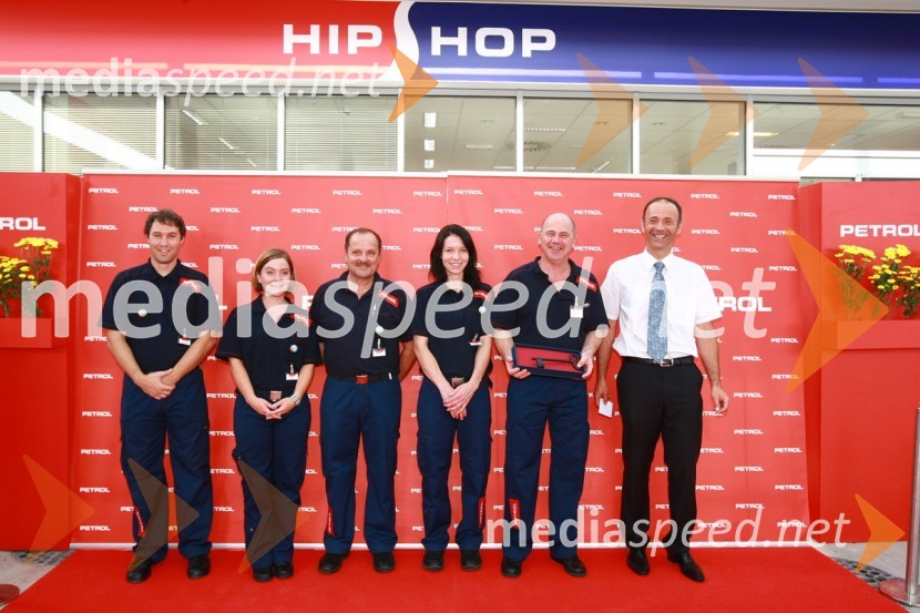 Osebje na BS Petrol Komenda, Jože Kešnar, poslovodja BS Petrol Komenda in Jože Smolič, direktor maloprodajnega območja Ljubljana - Kranj družbe PetrolPetrol odprl nov bencinski servis Komenda v Poslovni coni