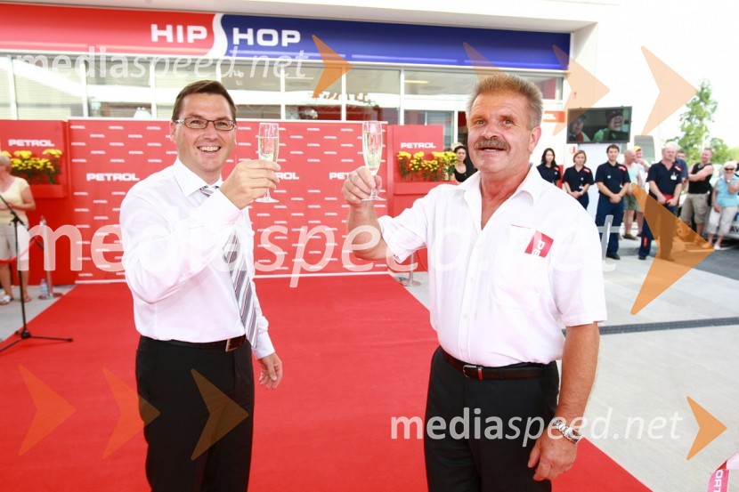Roman Dobnikar, član uprave družbe Petrol za prodajo in marketing in Tomaž Drolec, župan Občine KomendaPetrol odprl nov bencinski servis Komenda v Poslovni coni