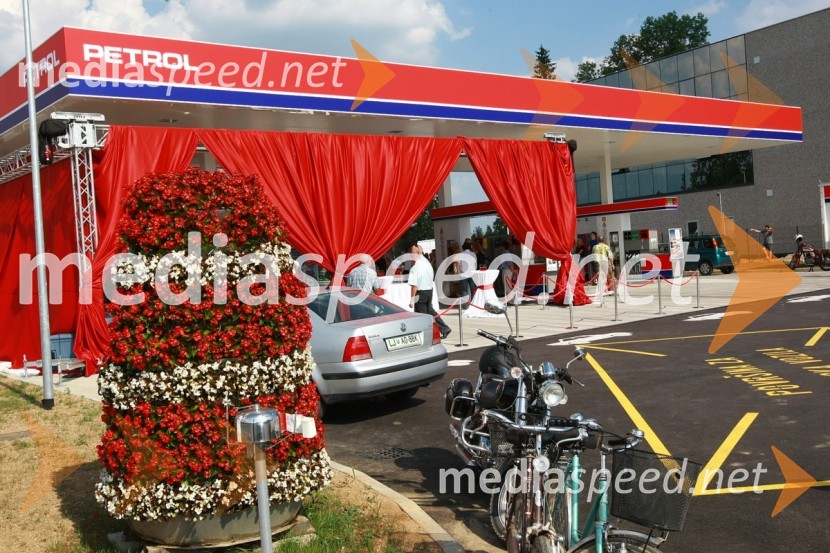 Bencinski servis Petrol KomendaPetrol odprl nov bencinski servis Komenda v Poslovni coni