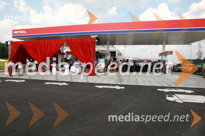 Bencinski servis Petrol KomendaPetrol odprl nov bencinski servis Komenda v Poslovni coni