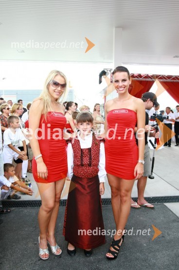 Katarina Jurkovič, Petrol bejba, Mirela Korač, Petrol bejba in Miss Universe Slovenije 2009 ter učenkaPetrol odprl nov bencinski servis Komenda v Poslovni coni