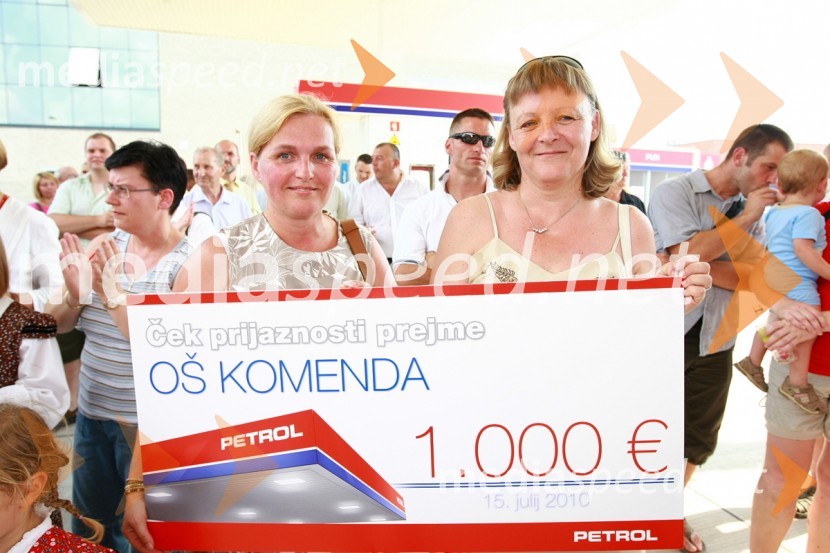 Andrejka Črtanec, učiteljica na Osnovni šoli Komenda in Helena Drolc, predsednica Šolskega sklada Osnovne šole KomendaPetrol odprl nov bencinski servis Komenda v Poslovni coni