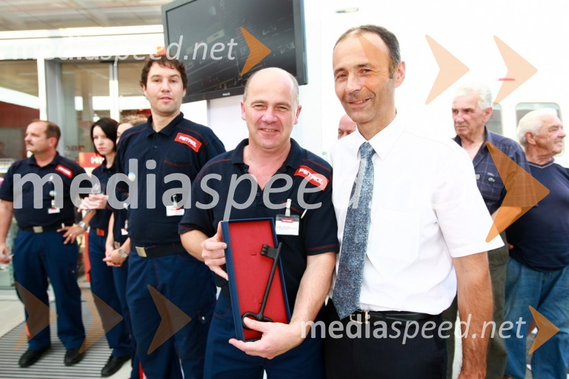 Jože Kešnar, poslovodja BS Petrol Komenda in Jože Smolič, direktor maloprodajnega območja Ljubljana - Kranj družbe PetrolPetrol odprl nov bencinski servis Komenda v Poslovni coni