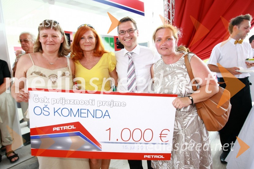 Helena Drolc, predsednica Šolskega sklada Osnovne šole Komenda, Sonja Žižek Fuis, vodja protokola družbe Petrol, Roman Dobnikar, član uprave družbe Petrol za prodajo in marketing ter Andrejka Črtanec, učiteljica na Osnovni šoli KomendaPetrol odprl nov bencinski servis Komenda v Poslovni coni