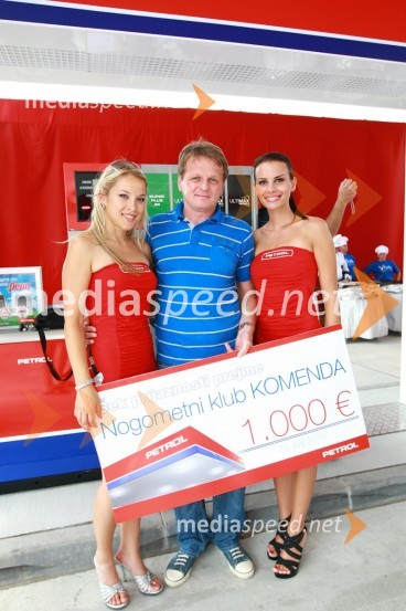 Katarina Jurkovič, Petrol bejba, Darko Bolarič, predsednik Nogometnega kluba Komenda ter Mirela Korač, Petrol bejba in Miss Universe Slovenije 2009Petrol odprl nov bencinski servis Komenda v Poslovni coni