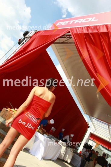 Mirela Korač, Petrol bejba in Miss Universe Slovenije 2009Petrol odprl nov bencinski servis Komenda v Poslovni coni