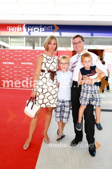 Roman Dobnikar, član uprave družbe Petrol za prodajo in marketing, soproga Petra Tratnik Dobnikar ter sinova Matic in Mark MajPetrol odprl nov bencinski servis Komenda v Poslovni coni