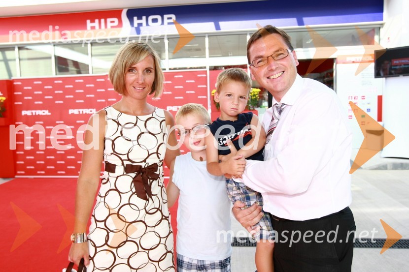 Roman Dobnikar, član uprave družbe Petrol za prodajo in marketing, soproga Petra Tratnik Dobnikar ter sinova Matic in Mark MajPetrol odprl nov bencinski servis Komenda v Poslovni coni