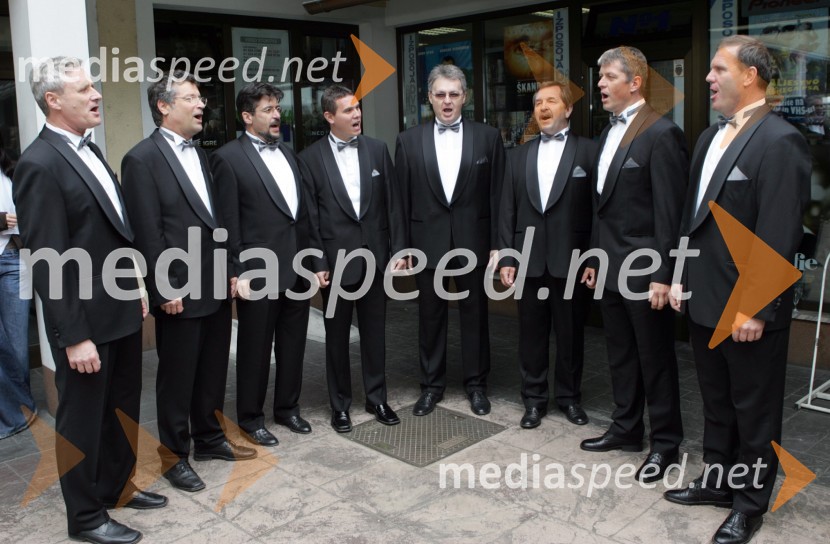 Mariborski oktetVinag, otvoritev prodajalne in dražba