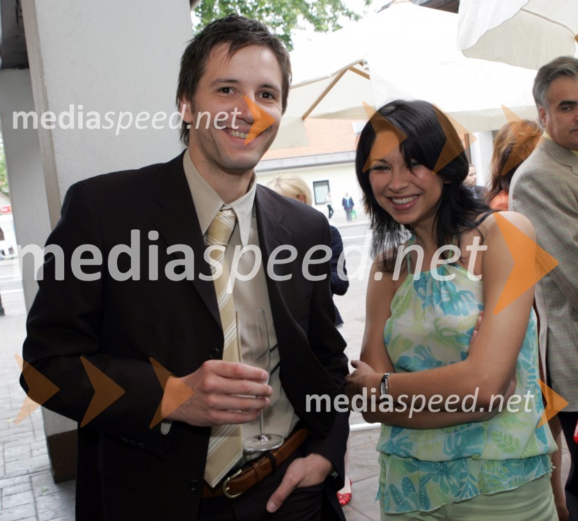 Stipe Jerič, voditelj ter urednik na televiziji Rts in Dragica Trubajič, lepotna Kraljica Slovenije 2002Vinag, otvoritev prodajalne in dražba