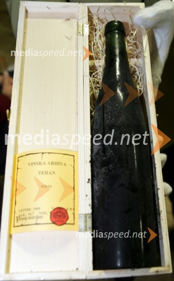 Primerek iz vinskega arhiva, najstarejši teran, l. 1959 v Sloveniji, ki so ga prodali za 60.000 tolarjevVinag, otvoritev prodajalne in dražba