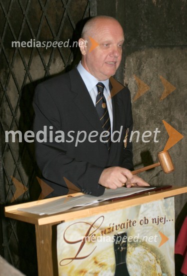 Dražbo je vodil priznani slovenski dražitelj Drago MedvedVinag, otvoritev prodajalne in dražba