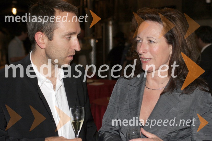 Borut Cvetko, fotograf in Irena Draš, članica uprave Vinaga 

Vinag, otvoritev prodajalne in dražba