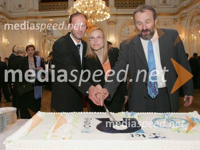 Miha Lampreht, urednik radijskih programov na RTV Slovenija, Cvetka Žirovnik, vodja nacionalkinega centra v Mariboru in Anton Petelinšek, odgovorni urednik Radia Maribor 
Radio Maribor 60 let, SNG Maribor