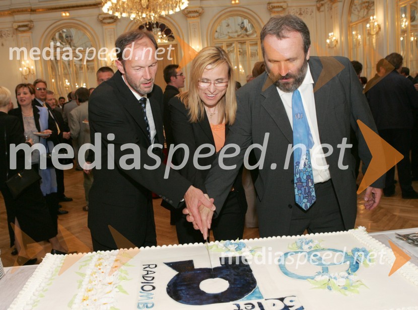 Miha Lampreht, urednik radijskih programov na RTV Slovenija, Cvetka Žirovnik, vodja nacionalkinega centra v Mariboru in Anton Petelinšek, odgovorni urednik Radia Maribor 
Radio Maribor 60 let, SNG Maribor