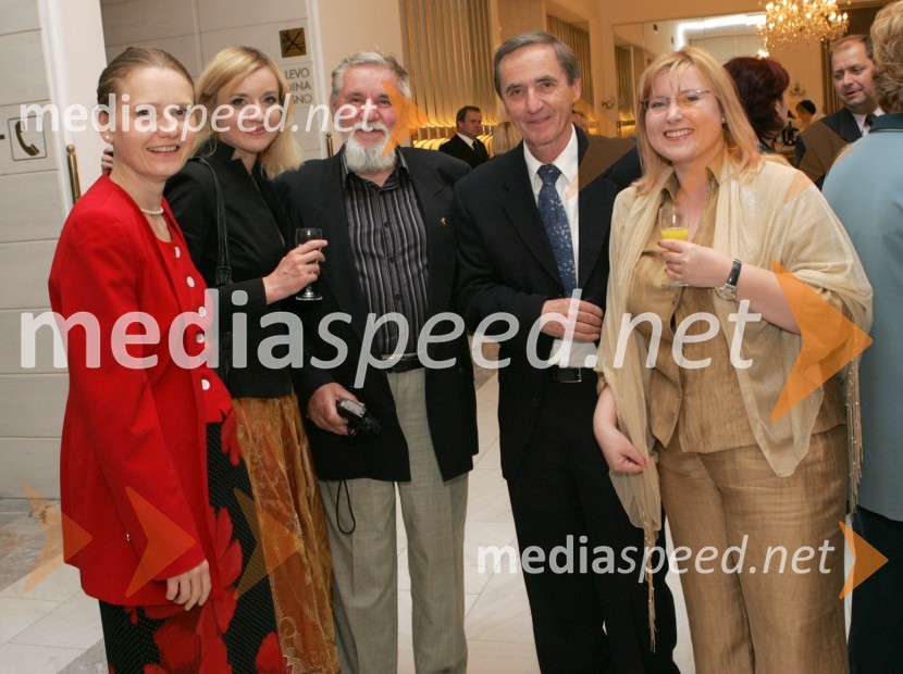 Darko Pašek, urednik na radiu Maribor s hčerami in Bogo SkalickyRadio Maribor 60 let, SNG Maribor