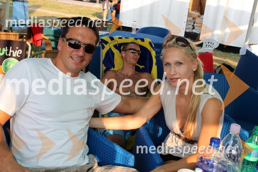 Samo Miklavc, nekdanji odbojkar in spremeljevalkaBeachMaster 2010