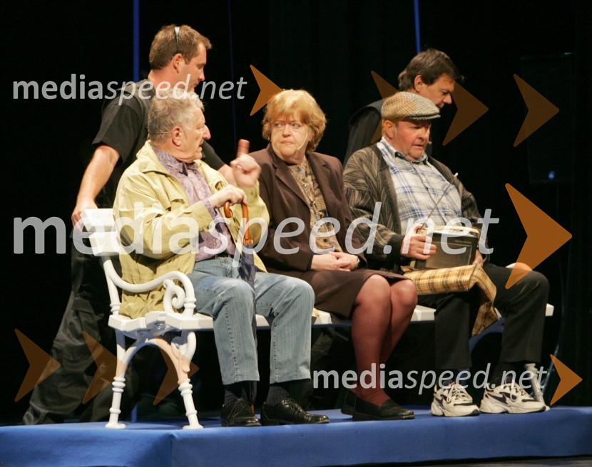 Kot upokojenci, ki poslušajo Radio Maribor v parku so se na odru odlično izkazali dramski igralci: Milena Muhič in Rado PavalecRadio Maribor 60 let, SNG Maribor