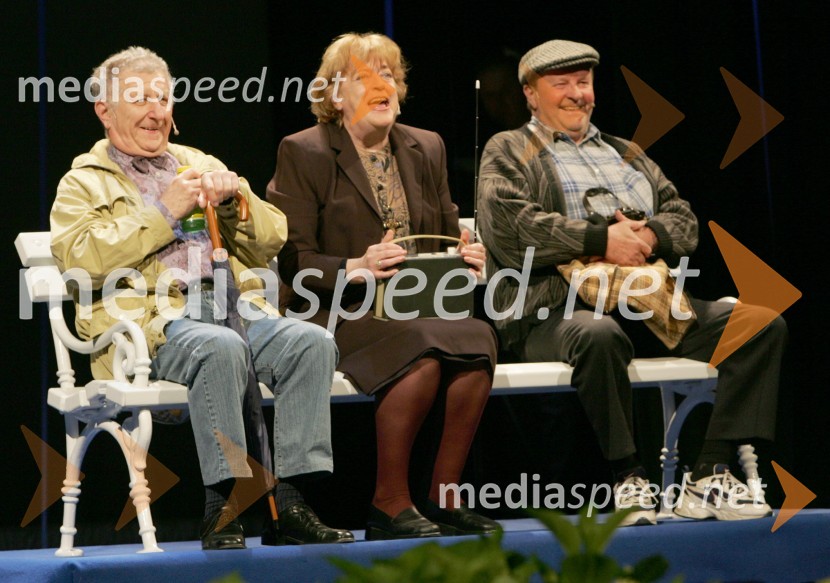 Kot upokojenci, ki poslušajo Radio Maribor v parku so se na odru odlično izkazali dramski igralci: Milena Muhič in Rado PavalecRadio Maribor 60 let, SNG Maribor