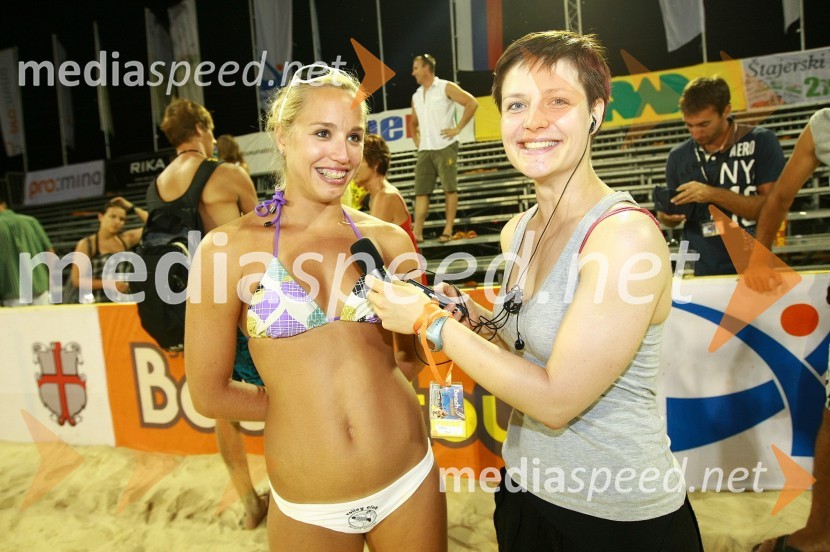 Simona Fabjan, odbojkarica na mivki in Špela Križ, radio SlovenijaBeachMaster 2010