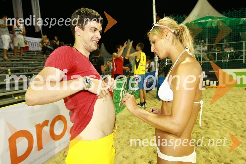 ... in Erika Fabjan, odbojkarica na mivkiBeachMaster 2010