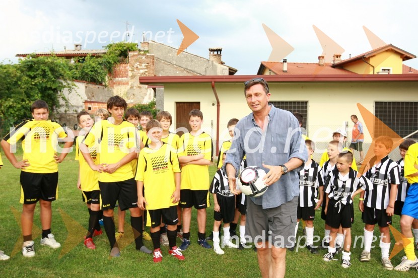 Mladi nogometaši in Borut Pahor, predsednik vlade Republike SlovenijeDobrodelna nogometna tekma. Borut Pahor kot vratar, pobudniki Marko Potrč, Valter Birsa, Tim Matavž