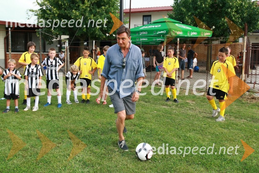 Mladi nogometaši in Borut Pahor, predsednik vlade Republike SlovenijeDobrodelna nogometna tekma. Borut Pahor kot vratar, pobudniki Marko Potrč, Valter Birsa, Tim Matavž