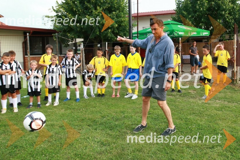 Mladi nogometaši in Borut Pahor, predsednik vlade Republike SlovenijeDobrodelna nogometna tekma. Borut Pahor kot vratar, pobudniki Marko Potrč, Valter Birsa, Tim Matavž