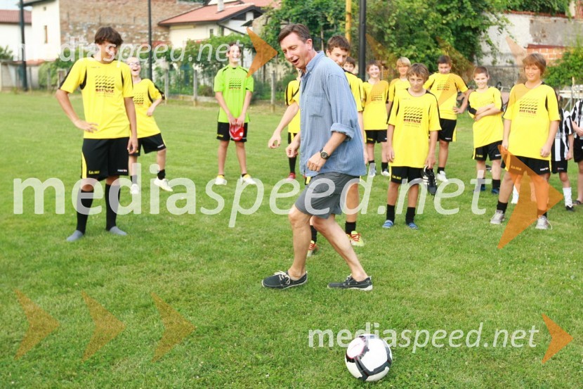 Mladi nogometaši in Borut Pahor, predsednik vlade Republike SlovenijeDobrodelna nogometna tekma. Borut Pahor kot vratar, pobudniki Marko Potrč, Valter Birsa, Tim Matavž